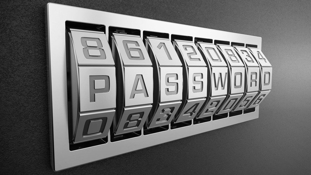 Kombinációs zár tárcsái a PASSWORD felirattal, a biztonságos jelszót jelképezve