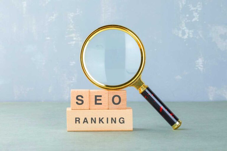 Optimizare SEO — lupă peste cuburile SEO Ranking