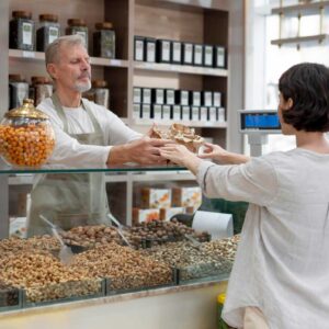 Antreprenor local într-un magazin de cartier, servind un client