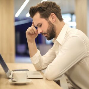 Vállalkozó a laptopnál a webáruház jogi kötelezettségeit átnézve