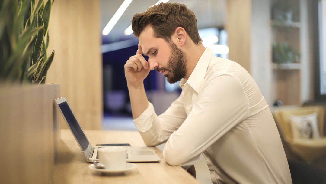 Vállalkozó a laptopnál a webáruház jogi kötelezettségeit átnézve