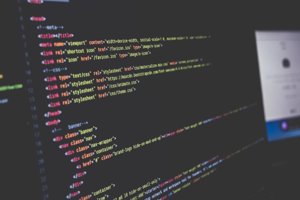 WordPress karbantartás Színes kódsorok egy számítógép képernyőjén