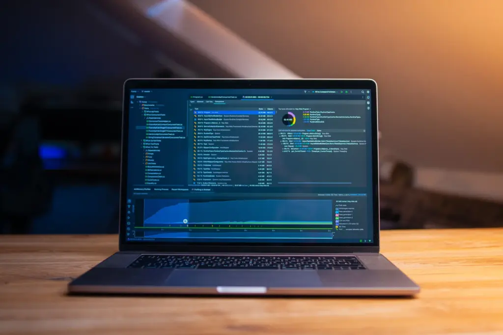 Acasă Laptop pe un birou din lemn, cu grafice și date tehnice deschise pe ecran
