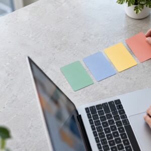 Kéz adatvédelmi opciókat rendez egy laptop mellett